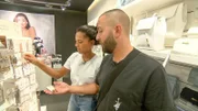 Carrie-Susan ist zusammen mit ihrer Shoppingbegleitung Adem auf der Suche nach dem passenden Schmuck.