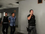 Während Kono versucht, ihre Unschuld zu beweisen, haben Steve (Alex O'Loughlin, r.) und Danny (Scott Caan, l.) den Terroristen Rafael Salgado (Michael Irby, M.) dingfest gemacht ...