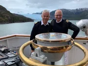 2. Seetag von Castro auf der Insel Chiloé in Chile nach Punta Arenas in Chile. Von links: Staff-Kapitän Burkhard Müller und Kapitän Elmar Mühlebach auf der Brücke mit einem Gletscher im Hintergrund.