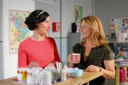 Sekretärin Stockl (Marisa Burger, l.) und Marie (Karin Thaler, r.) kümmern sich um neue Gerüchte im Rosenheimer Kommissariat.
