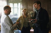 Was hat der Gourmetkoch Daniel Vaia (Peter Faerber, l.) mit dem Tod der Restaurantkritikerin Winkelbauer zu tun, fragen sich Karin Kofler (Kristina Sprenger, M.) und Andreas Blitz (Hans Sigl, r.).