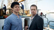 Jano Nissen (Noah Matheis, l.) ist Skipper auf einem Schiff. Der Freund von Bea Kahlow hofft aber schon lange darauf, eines Tages selbst Schiffseigner zu werden. Sven Herzog (Michael Härle, r.) unterhält sich mit ihm.