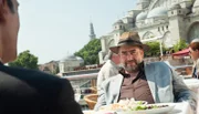 Kommissar Mehmet Özakin (Erol Sander) im Gespräch mit Cem Pascha (Alexander Hörbe).
