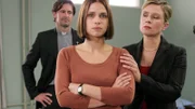 Direktorin Sürth (Susanne Schäfer, re.) teilt Nicole (Sandra S. Leonhard) mit, dass sie bis Prozessbeginn in Einzelhaft bleibt. (li. Robert Lohr)