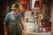 Konrad Bergmann hat ein ganz spezielles Hobby: der Rentner stellt Ziegenbutter her. Die Herstellung des mild-würzigen Brotaufstrichs ist aufwändig, denn für ein Kilo Ziegenbutter braucht Bergmann 40 Liter frische Ziegenmilch.