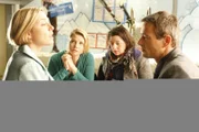 Während eines Beratungsgespräch mit der Obdachlosen Meike (Tilla Kratochwil, 2.v.r.) taucht plötzlich Oliver (Jan Sosniok, r.) in Begleitung seiner Exfreundin und Anwaltskollegin Nina Breuer (Julia Stinshoff, l.) auf. Danni (Annette Frier, 2.v.l.) beschließt daraufhin, doch vor Gericht zu ziehen ...