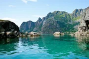 Norwegen, Fjord vor Henningsvaer.