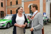 Controller Andi Lorenz (Benedikt Blaskovic, r.) möchte wissen, wie Marianne Grasegger (Ursula Maria Burkhart, l.) in den aktuellen Fall verwickelt ist.