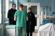 Gerichtsmediziner Dr. Neuhaus (Martin Glaubacker) hat Martin (Sebastian Blomberg) und Ellen (Heike Makatsch) einiges über Faserspuren an der Leiche des ermordeten Mädchens zu sagen.