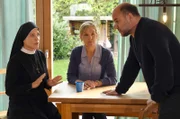 Schwester Hanna (Janina Hartwig, l.) spricht mit Sonja Petersen (Michaela Wiebusch, M.) und Max Petersen (Christoph Tomarek, r.). Sie sind strikt dagegen, dass ihre Tochter Rebecca mit ihrem Freund zusammenzieht.