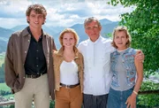 (v.li.): Hans Sigl (Andreas Blitz), Kristina Sprenger (Karin Kofler), Heinz Marecek (Hannes Kofler), Andrea L’Arronge (Gräfin Schönberg).