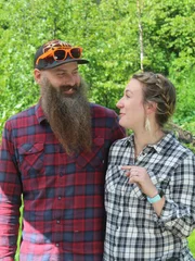 Matt und Katie Raney im Gespräch miteinander.