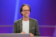 Bereit für die nächste Raterunde? Mit Witz und gewitzt beantwortet Kabarettist Christoph Sonntag die kniffeligen Fragen beim Wissensquiz "Meister des Alltags".