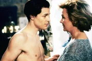 Internatsleiterin Victoria von Lohenstein (Gila von Weitershausen) und ihr Schüler Julian (Steffen Wink), Sohn des einflussreichen Medienmoguls Sprangenberg, verweigern jegliche Zusammenarbeit. Julian war der Ex-Freund der toten Anna.