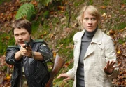 Sophie Haas (Caroline Peters, r.) und Bärbel Schmied (Meike Droste, l.) machen sich auf in den finsteren Wald, um einen vermeintlichen Wilderer einzukassieren.