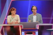 Alice Hoffmann und Christoph Sonntag freuen sich auf spannende Fragen beim Wissensquiz „Meister des Alltags“. Ein Ratespaß, der Tipps und Tricks für den eigenen Alltag liefert – und viele lustige Momente.