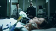 Die Ärztin Satu Kela (Lena Meriläinen, l.) und die Polizistin Nina Kautsalo (Iina Kuustonen, M.) schauen nach der schwer verletzten Irina (Anna Ackerman).