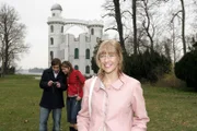 Lisa (Alexandra Neldel, r.) freut sich, dass ihr unter einem Vorwand gelungen ist, Bruno (Tim Sander, l.) und Hannah (Laura Osswald, M.) auf die Pfaueninsel zu locken. Sie ist zuversichtlich, dass ihr Verkupplungsversuch aufgeht.