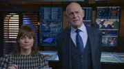 Nell Jones (Renée Felice Smith, l.); Hollace Kilbride (Gerald McRaney, r.)