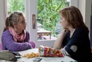 Nora (Loretta Stern) erklärt ihrer Tochter Mimi (Sophie Charlotte Schirmer), warum sie ihre Mutter Edelgard seit 17 Jahren nicht mehr gesehen hat.