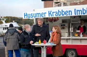 Lagebesprechung am Husumer Krabben Imbiss: Rayk (Martin Wißner, l.), Jon (Frank Vockroth, M.) und Nora (Loretta Stern, r.).