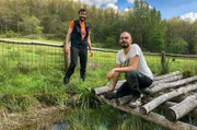 Davide Alberti (rechts) und Matteo Ruocco (links) bauen Biotope für Frösche.