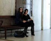 Root (Amy Acker, l.) und Shaw (Sarah Shahi)