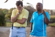 Commissioner Patterson (Don Warrington, r.) hilft DI Parker (Ralf Little, l.), sein Golfspiel zu verbessern. Doch für Parker wird aus dem Spiel blanker Ernst. Denn es hat sich zuvor ein schrecklicher Mord auf dem Golfplatz ereignet.