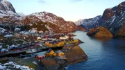 Das denkmalgeschützte Fischerdorf Nusfjord bezaubert durch seine bunten Fischerhütten.