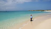 Moderatorin Mona Vetsch bei einem Strandspaziergang.