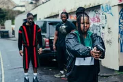 Als Esme (Aiyana Goodfellow) merkt, dass die Gangster ihren Bruder ausschalten wollen und sie daraufhin zur Waffe greift, gibt es für sie kein Zurück mehr.