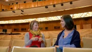 Sabine (l) befragt die Opernsängerin Sandra nach ihren Erfahrungen mit "Neid" im Beruf.