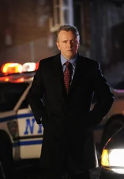 Captain Tommy Gregson (Aidan Quinn) ruft Sherlock Holmes zu einem neuen Fall, wo jedoch die Leiche verschwunden ist ...