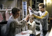 Malcolm (Frankie Muniz, li.), Dewey (Erik Per Sullivan, mi.) und Reese (Justin Berfield) veranstalten eine Zimmerschlacht.