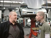SWR Fernsehen TATORT, "Bermuda". Alte Bekannte: Im Autohaus der ermordeten Frau Sylvester trifft Hauptkommissar Freddy Schenk (Dietmar Bär, li) auf David Brunner (Florian Riedel). Mit ihm hatte der Kommissar vor einigen Jahren dienstlich zu tun.