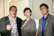 Die Kommissare Korbinian Hofer und Sven Hansen sind über die Aussagen von Heimleiterin Cornelia Wesslinger sehr erstaunt (v.li.: Joseph Hannesschläger, Kathrin Spielvogel, Igor Jeftic).