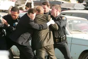 Als er erfährt, dass seine Frau angeblich eine Affäre mit einem Cop hat, verliert Captain Leland Stottlemeyer (Ted Levine, m.) plötzlich seine Beherrschung. Zum Glück ist Lt. Randall Disher (Jason Gray-Stanford, 2.v.l.) vor Ort.