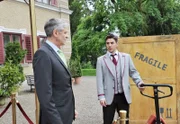 Goran (Saša Kekez, r.) kommt Friedrichs (Dietrich Adam, l.) Aufforderung die Buddhas wegzuschaffen nach.