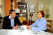 ARD ROTE ROSEN FOLGE 1335, Gunter (Hermann Toelcke, l.) ist enttäuscht, dass Johanna (Brigitte Antonius, r.) keine weiteren Informationen über die "große Liebe" seines Vaters hat.