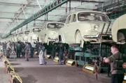 Kleine, leichte und damit billige Autos sollen breite Schichten der Bevölkerung mobil machen. In Frankreich setzt man dafür auf den „Dauphine“ von Renault.