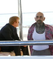 Horatio (David Caruso, l.) konnte seinem ärgsten Widersacher Memmo Fierro (Robert LaSardo) eine Falle stellen und wird nun auf hoher See mit dem Mörder seiner Frau konfrontiert...