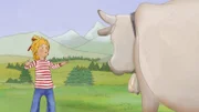 Conni erschrickt vor der Kuh, die plötzlich im Weg steht.