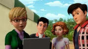 Die Tierärztin Stefanie zeigt Jerry, Bianca und Flavio (v.li.n.re.) die Stressfraktur, die Jerrys Pferd Bajan am Bein hat.