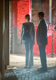 (v.l.n.r.) Agent Erica Lennox (Rosie Benton); John Reese (Jim Caviezel)