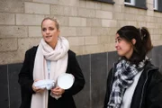 Cecilia (Carina Koller, l.) erwägt, Baris und sich doch eine Chance zu geben. Rechts Esma (Özge Delioglan).