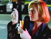 Eine junge Frau wird in ihrem Jeep vom Zug erfasst und getötet. Schritt für Schritt kommt Catherine (Marg Helgenberger) dahinter, dass es doch kein Unfall war.