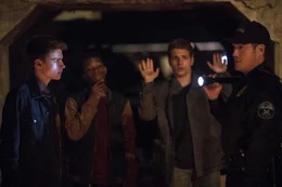 v.l.n.r.: Andy (Corey Fogelmanis), Darrell (Dante Brown), Chaz (Gianni Paolo) und Officer Grainger (Tate Taylor)   Die Verwendung des sendungsbezogenen Materials ist nur mit dem Hinweis und Verlinkung auf RTL+ gestattet.; v.l.n.r.: Andy (Corey Fogelmanis), Darrell (Dante Brown), Chaz (Gianni Paolo) und Officer Grainger (Tate Taylor)   Die Verwendung des sendungsbezogenen Materials ist nur mit dem Hinweis und Verlinkung auf RTL+ gestattet.