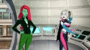 L-R: Poison Ivy und Harley Quinn