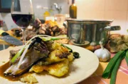 Für das traditionelle kroatische Gericht Janjetina werden Lammkoteletts gebraten und mit einer Soße aus Hühnerfleisch, Gemüse, Wein, Knoblauch, cremigem Balsamico-Essig und Oliven serviert.