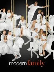 hinten: Nolan Gould (Luke Dunphy), Rico Rodriguez (Manny Delgado), Julie Bowen (Claire Dunphy), Ty Burrell (Phil Dunphy), Sarah Hyland (Haley Dunphy), Ariel Winter (Alex Dunphy), vorne: Jesse Tyler Ferguson (Mitchell Pritchett), Aubrey Anderson-Emmons (Lily Tucker-Pritchett), Eric Stonestreet (Cameron Tucker), Ed O'Neill (Jay Pritchett), Sofía Vergara (Gloria Delgado), Jeremy Maguire (Joe Pritchett).
